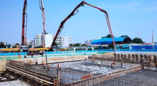 東泰咨詢禹城市漢槐街穿越京滬鐵路U型槽首節混凝土順利完成